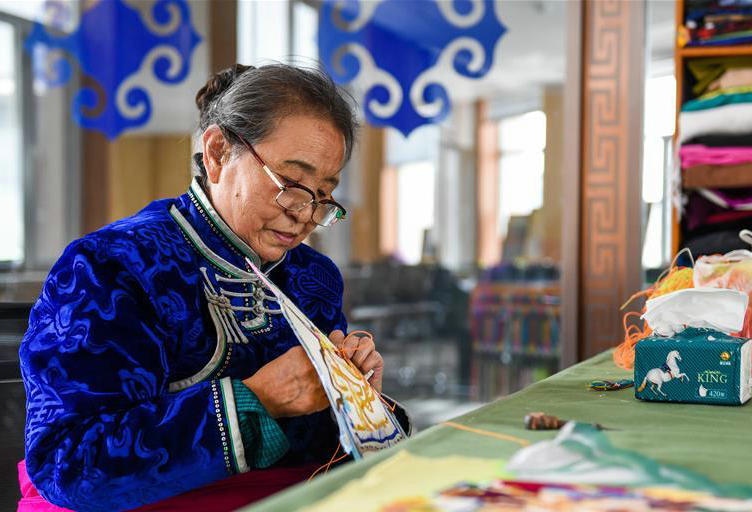 內(nèi)蒙古阿拉善：馬鬃繞線蒙古唐卡助農(nóng)牧民增收