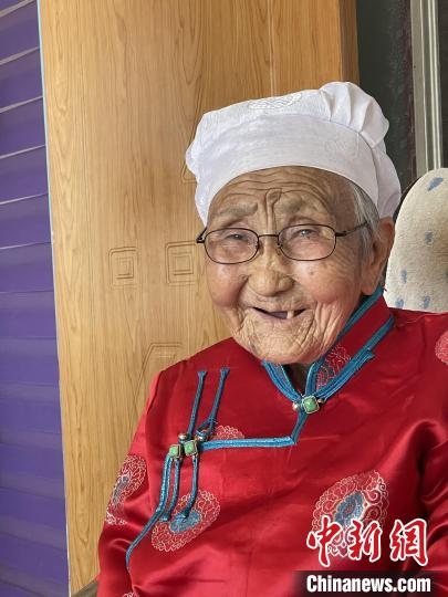 薩仁托婭拍攝的“草原母親”?！∷_仁托婭供圖