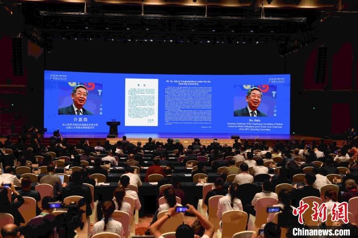 第九屆、第十屆全國(guó)人大常委會(huì)副委員長(zhǎng)許嘉璐向大會(huì)發(fā)來賀信?！∈⒓样i 攝