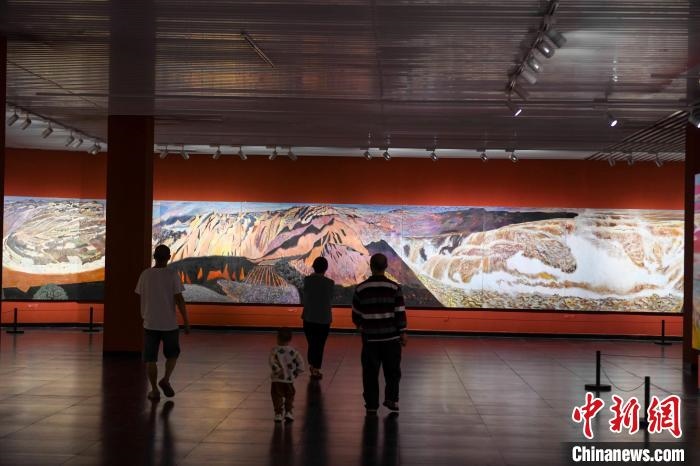 162米巨幅油畫長卷《黃河》吸引市民駐足觀看?！钊A峰 攝