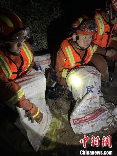 短暫修整期間，消防員脫掉鞋襪，用編織袋套住腿腳保暖?！￠Z旭輝 攝