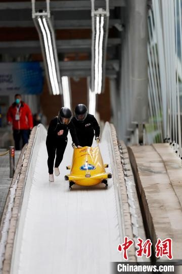 英國雪車隊結(jié)束滑行后準備收車 國家雪車雪橇中心提供