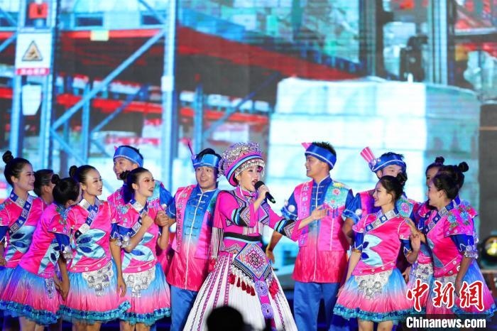 專場晚會上的民族歌舞表演?！涕L嬌 攝