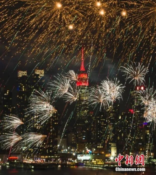 　　2018年，中國駐紐約總領(lǐng)事館前的哈德遜河上空燃放起焰火，慶祝中國狗年春節(jié)。