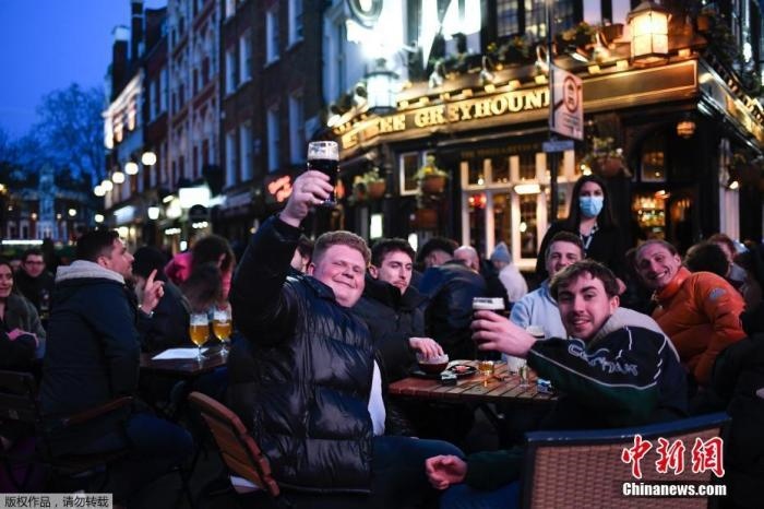 當(dāng)?shù)貢r(shí)間2021年4月12日，英國進(jìn)入放松疫情封鎖措施的第二階段。商鋪、理發(fā)店、健身房等被允許重新開張，酒吧和餐館也可以在室外營業(yè)。據(jù)悉，酒吧解封的第一晚，倫敦大批民眾在市中心喝酒跳舞，場面宛如狂歡節(jié)。