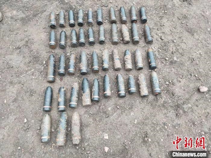圖為發(fā)現(xiàn)的遺留炮彈。　特日格樂 攝