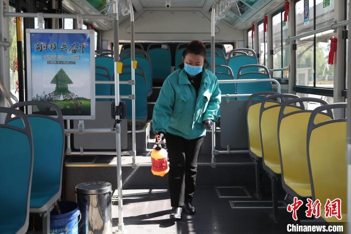 工作人員正在對公交車進(jìn)行消殺?！∮诰?攝