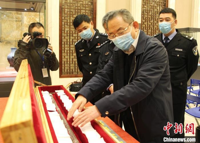 山東博物館館長鄭同修介紹涉案文物龍首錯銀木柲銅杖。　趙曉 攝