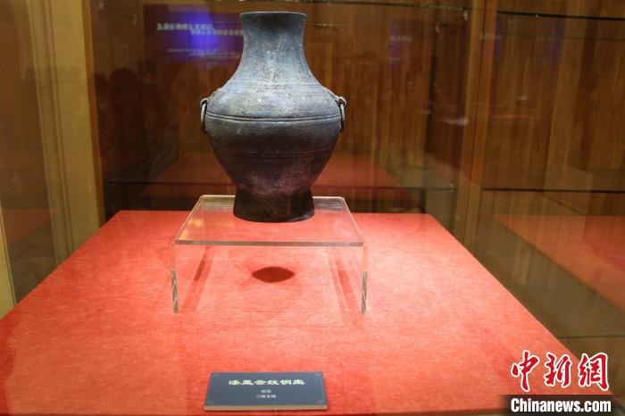 二級文物戰(zhàn)國時期漆蓋云紋銅壺?！≮w曉 攝