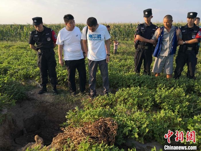 資料圖：犯罪嫌疑人辨認作案現(xiàn)場?！〖蜗榭h公安局供圖