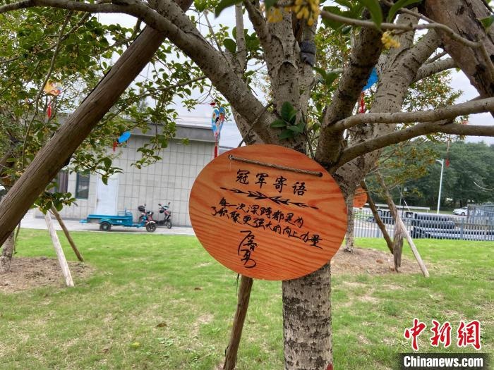 石智勇寫下的寄語(yǔ)?！×植?攝