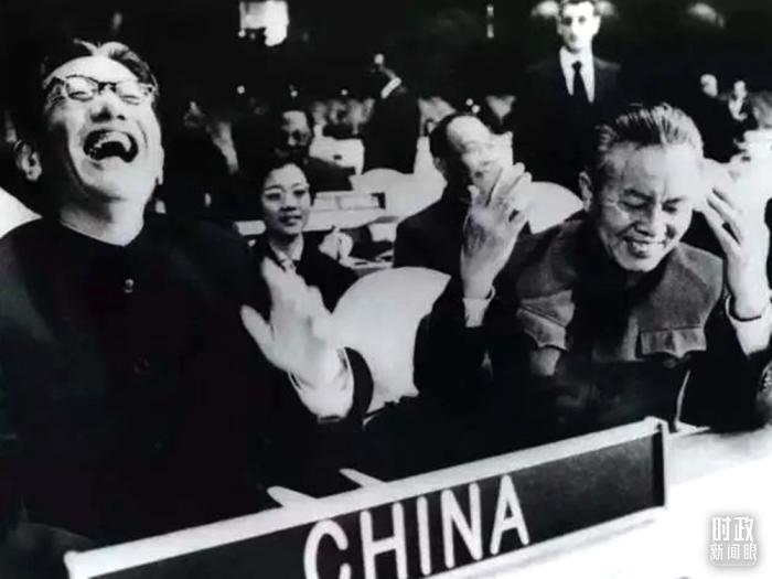△1971年11月15日，以外交部副部長(zhǎng)喬冠華(左一)為團(tuán)長(zhǎng)、黃華(右一)為副團(tuán)長(zhǎng)的中國(guó)代表團(tuán)，首次出現(xiàn)在聯(lián)合國(guó)大會(huì)上。(資料圖)