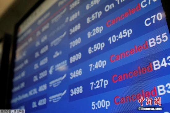 水管破裂造成第四航站樓的多家航班延誤或取消。圖為航站樓內(nèi)的電子公告牌顯示航班信息。