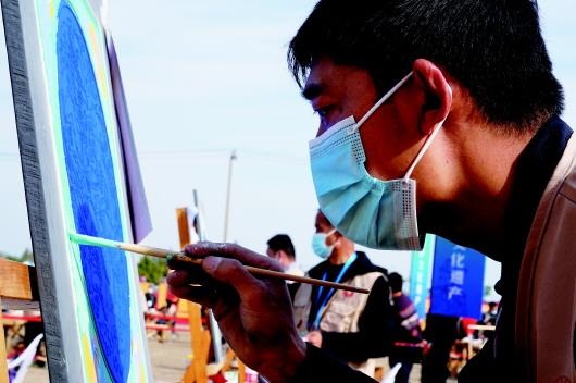 　　參加文物技能競賽彩畫項目的選手。