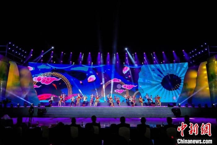 圖為中國·重慶秀山第二屆“金山銀山”文化旅游節(jié)開幕現(xiàn)場?！⌒闵娇h文旅委供圖