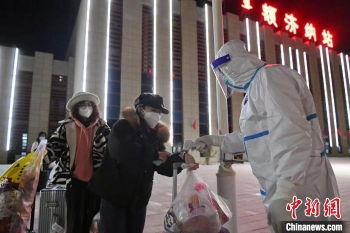 圖為滯留游客被有序轉(zhuǎn)運至低風險地區(qū)。　王磊 攝