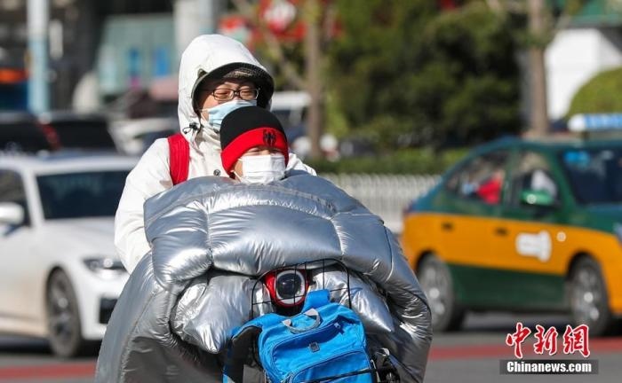 資料圖：市民在大風降溫天氣下出行。 <a target='_blank' href='http://www.chinanews.com/'>中新社</a>記者 賈天勇 攝