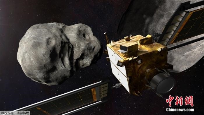 當(dāng)?shù)貢r(shí)間11月4日，法新社公布了兩張來自美國宇航局的太空效果圖，畫面顯示一艘宇宙飛船從小行星后面進(jìn)行撞擊。據(jù)悉，美國宇航局計(jì)劃讓一艘以每小時(shí)24000公里的速度飛行的宇宙飛船撞上一顆小行星以進(jìn)行“行星防御”測(cè)試，雖然地球尚且沒有面臨如此緊迫的危險(xiǎn)。