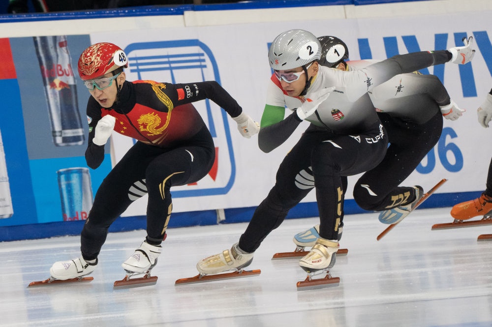 11月20日，中國選手武大靖(左)和匈牙利選手劉少林在比賽中。劉少林奪得冠軍，武大靖獲得第四名。新華社發(fā)(弗爾季·奧蒂洛 攝)
