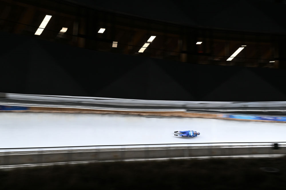 11月21日，美國選手馬茲德澤/泰爾迪曼在團(tuán)體接力比賽中。新華社記者陳益宸攝