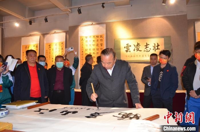 圖為“鐵軍老戰(zhàn)士”、著名書(shū)法家、解放軍報(bào)原副總編輯連俊義少將現(xiàn)場(chǎng)揮毫。　顏新陽(yáng) 攝 攝