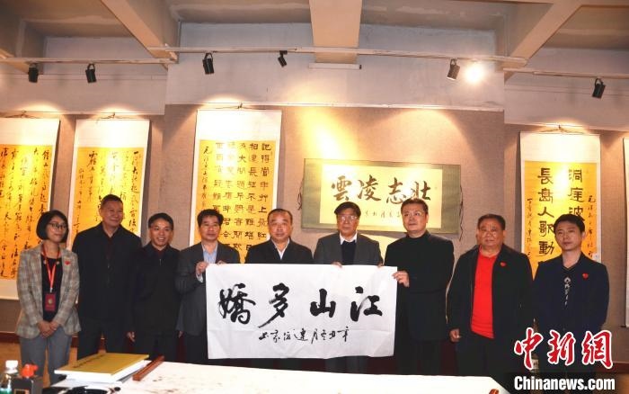 圖為百名將軍書(shū)畫(huà)展活動(dòng)現(xiàn)場(chǎng)?！☆佇玛?yáng) 攝 攝