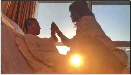 每天早上媽媽醒來后，母女倆都會迎著晨曦握手、擊掌?！∫曨l截圖