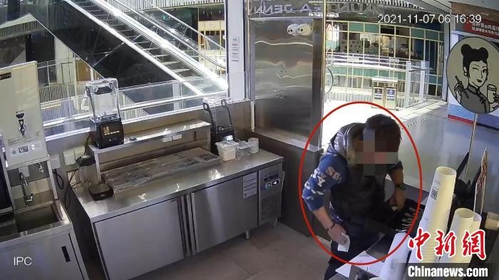 嫌疑人實(shí)施犯罪行為的監(jiān)控視頻?！↑S浦公安供圖