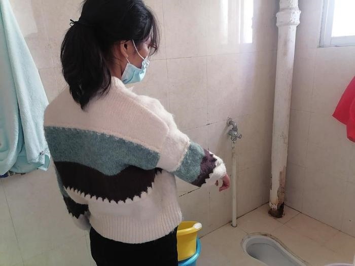  劉小姐在網上找人疏通出租屋里的廁所，被收費5380元