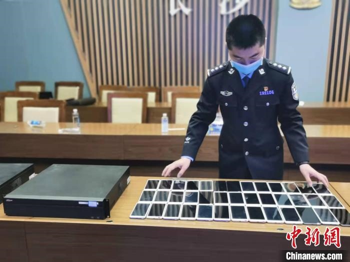 民警展示作案工具?！￠L沙市公安局供圖