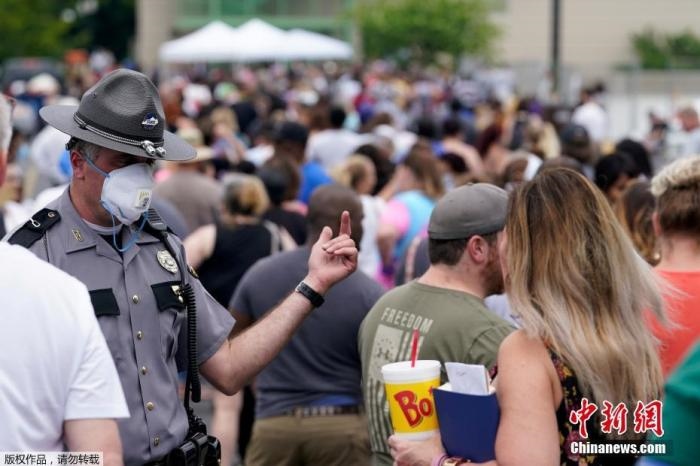 當(dāng)?shù)貢r(shí)間6月17日，美國(guó)肯塔基州國(guó)會(huì)大樓外，上千名在疫情期間失業(yè)的美國(guó)民眾在此排隊(duì)等候進(jìn)入大樓。據(jù)悉肯塔基州在疫情期間開(kāi)設(shè)了臨時(shí)失業(yè)辦公室。