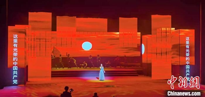 圖為“百年風(fēng)華”大型音樂(lè)史詩(shī)劇現(xiàn)場(chǎng)?！⒑ｌ` 攝