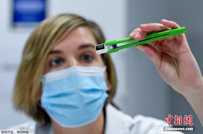 資料圖：比利時(shí)醫(yī)護(hù)人員正在準(zhǔn)備新冠疫苗接種工作。