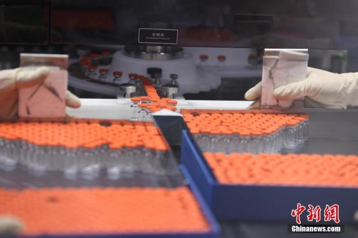 資料圖：北京科興中維生物技術(shù)有限公司生產(chǎn)線上的疫苗。 <a target='_blank' href='/'>中新社</a>記者 蔣啟明 攝 　