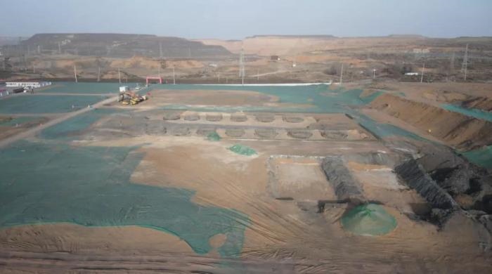 2021年12月11日，督察組使用無(wú)人機(jī)拍攝，神木市蘭炭產(chǎn)業(yè)特色園區(qū)檸條塔片區(qū)廢水集中處理設(shè)施僅完成部分基礎(chǔ)建設(shè)