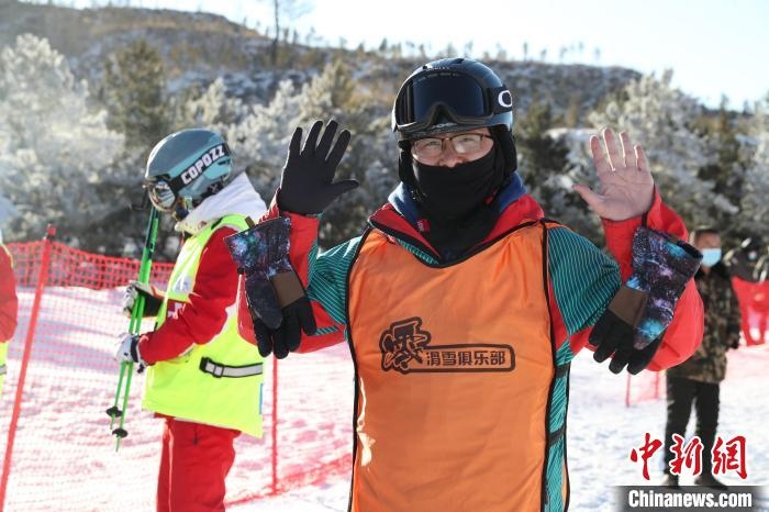 圖為滑雪場現(xiàn)場?！≡S婷 攝