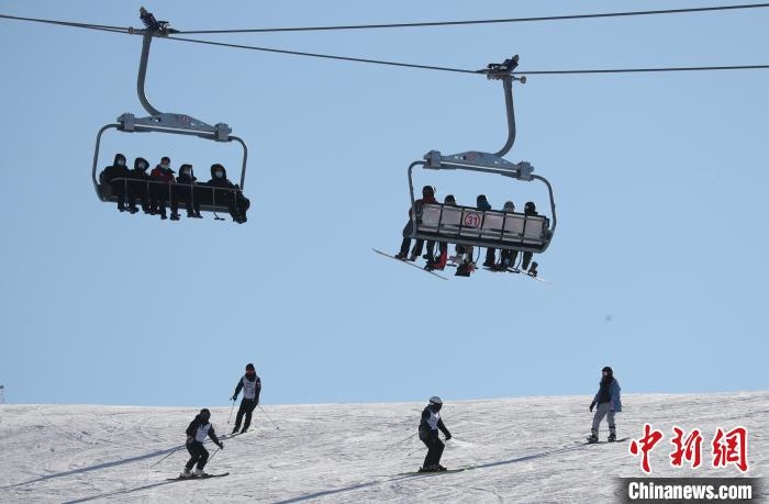 圖為滑雪場現(xiàn)場?！≡S婷 攝