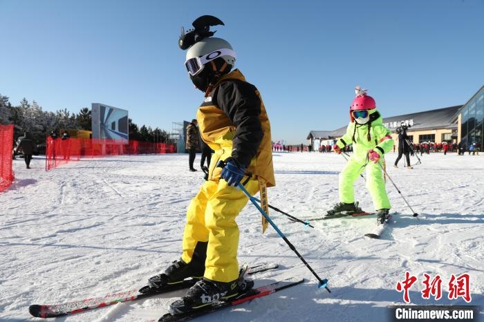 圖為滑雪場現(xiàn)場。　許婷 攝
