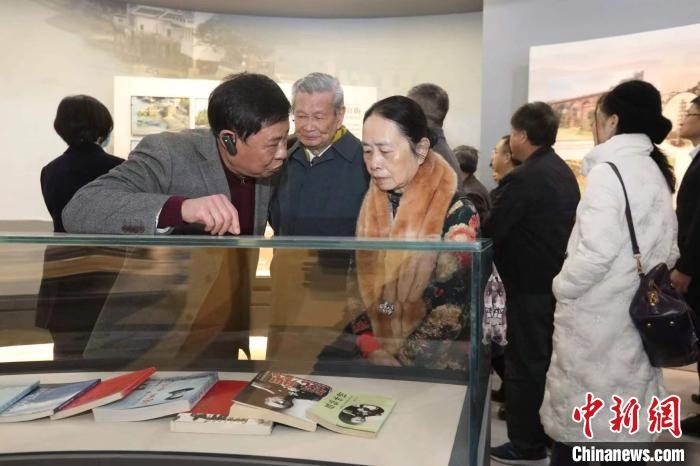 船政后裔在參觀新館?！￡悤造o 攝