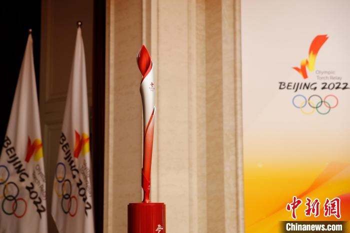 展示的北京冬奧會火炬?！〗x 攝