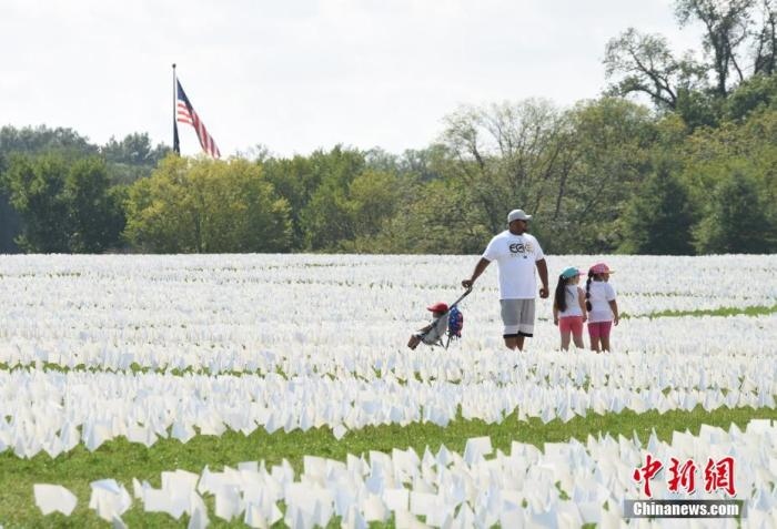當?shù)貢r間2021年9月18日，美國首都華盛頓國家廣場上插著數(shù)十萬白色旗幟，悼念新冠逝者。這個名為“在美國：銘記”藝術裝置由美國藝術家弗斯滕伯格(Suzanne Firstenberg)策劃，她計劃在兩周內(nèi)與公眾一起在華盛頓國家廣場插上與美國新冠死亡病例數(shù)對應的白旗，以示悼念。 <a target='_blank' href='/'>中新社</a>記者 陳孟統(tǒng) 攝