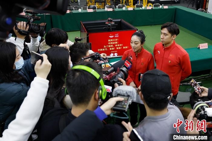 1月5日晚，全力沖刺北京冬奧學(xué)習(xí)座談會(huì)在北京舉行。座談會(huì)后，中國花樣滑冰雙人滑組合隋文靜、韓聰接受記者采訪。 <a target='_blank' href='/'>中新社</a>記者 富田 攝