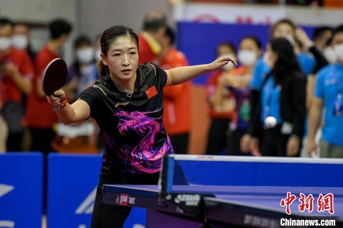 劉詩雯在2021年全國乒乓球“業(yè)余球王”總決賽中與選手互動交流球技?！●樤骑w 攝