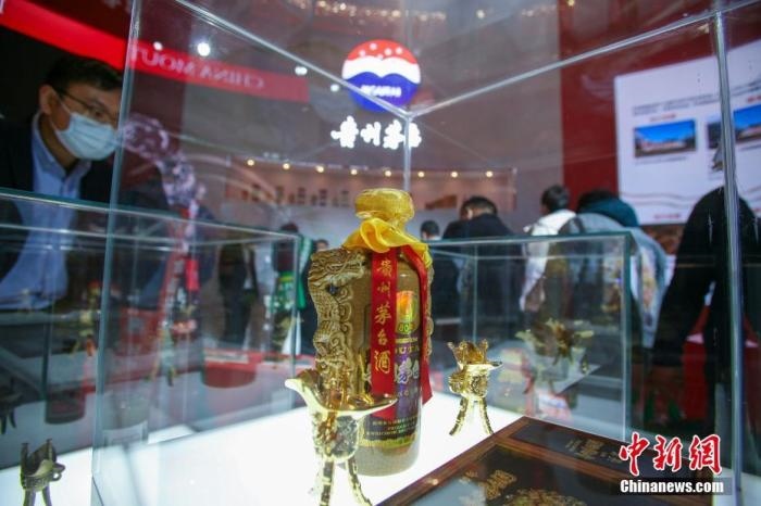 10月19日，天津，參觀者在中國茅臺展位參觀展示的白酒。當天，第105屆全國糖酒商品交易會在國家會展中心(天津)啟幕。本屆糖酒會展覽總面積20萬平方米，吸引了來自40多個國家和地區(qū)的3504家參展商參展，共設置了傳統(tǒng)酒類、葡萄酒及國際烈酒、食品及飲料、調(diào)味品及配料、食品機械及包裝等展區(qū)。 <a target='_blank' href='/'>中新社</a>記者 佟郁 攝