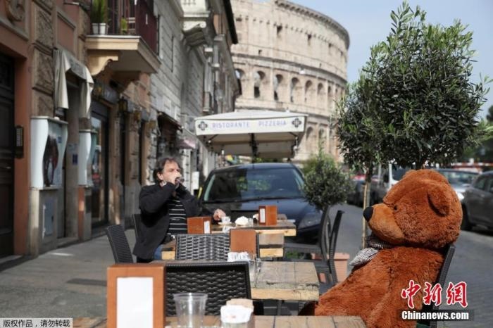 資料圖：意大利羅馬斗獸場附近的酒吧，顧客在露臺上喝酒。