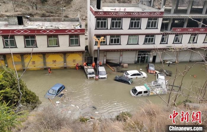 救援人員正在丹巴一處民房被淹處搜尋和轉(zhuǎn)移人員?！≈苡?攝