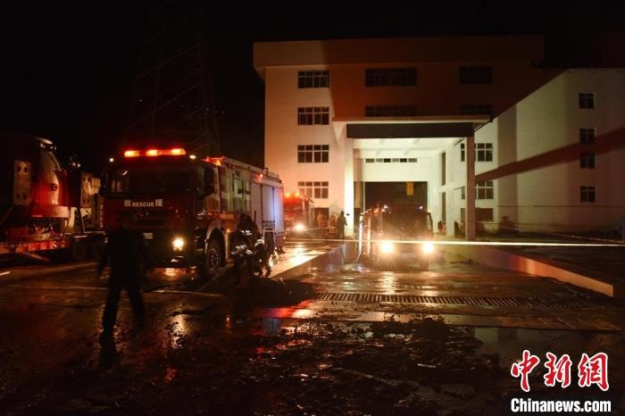 丹巴關(guān)州電站外多臺消防車輛正在開展排水作業(yè)?！≈苡?攝