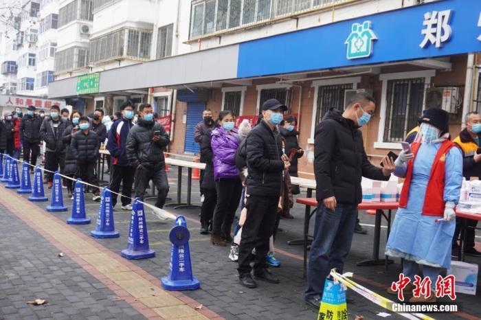 資料圖：1月7日，河南鄭州，市民有序排隊進行核酸檢測。<a target='_blank' href='/'>中新社</a>記者 劉鵬 攝