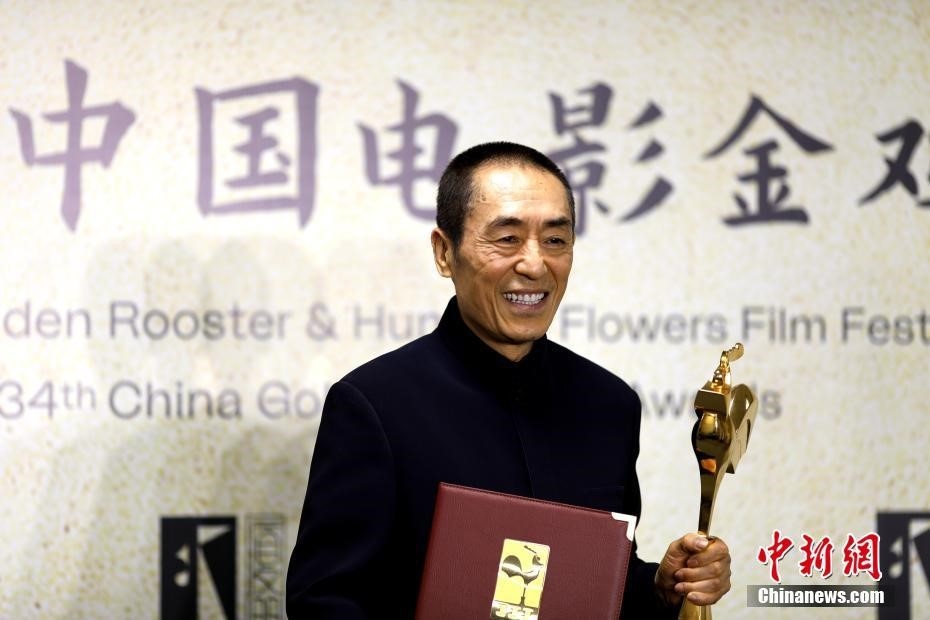 (資料圖：張藝謀以執(zhí)導(dǎo)《懸崖之上》榮膺最佳導(dǎo)演獎。 <a target='_blank' href='/'>中新社</a>記者 呂明 攝)