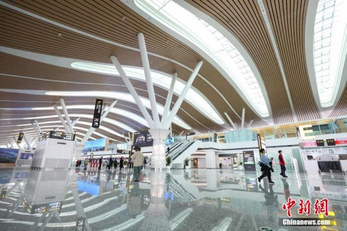 資料圖：貴陽(yáng)龍洞堡國(guó)際機(jī)場(chǎng)T3航站樓出發(fā)大廳。 瞿宏倫 攝